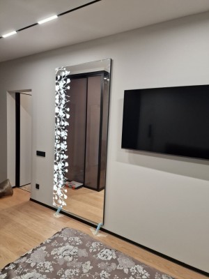 Der Spiegel Gilda mit LED Ausleuchtung